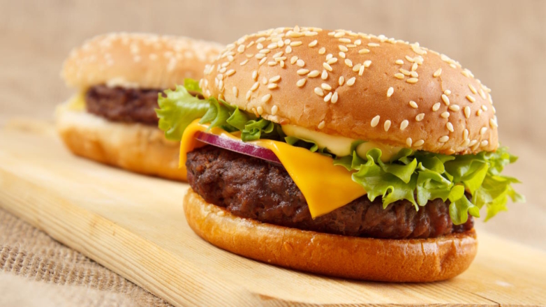 30 минут на кухне: простые чизбургеры с котлетой из говядины