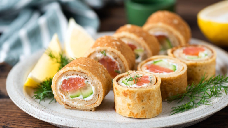 30 минут на кухне: фаршированные блины с рыбой и огурцом