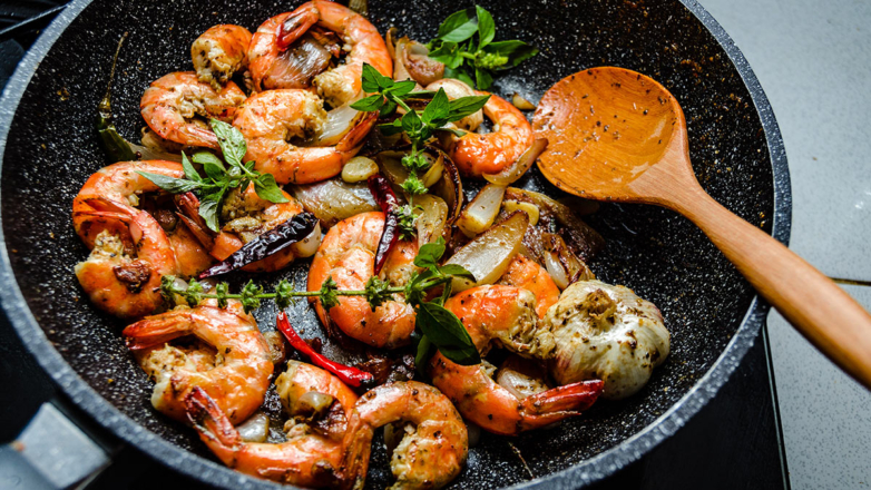 30 минут на кухне: креветки с томатной пастой и чесноком на сковороде