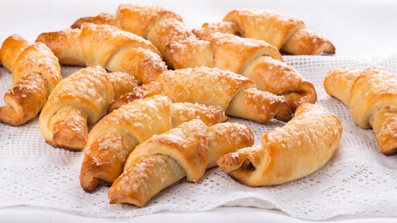 30 минут на кухне: нежные рогалики на кефире со сгущенкой – просто подготавливаются и быстро выпекаются