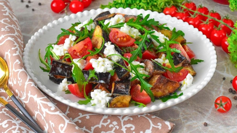 30 минут на кухне: легкий салат с баклажанами и страчателлой