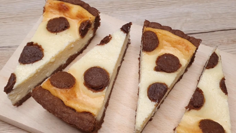 30 минут на кухне: творожный пирог "Жираф", который сочетает песочное тесто и нежную начинку