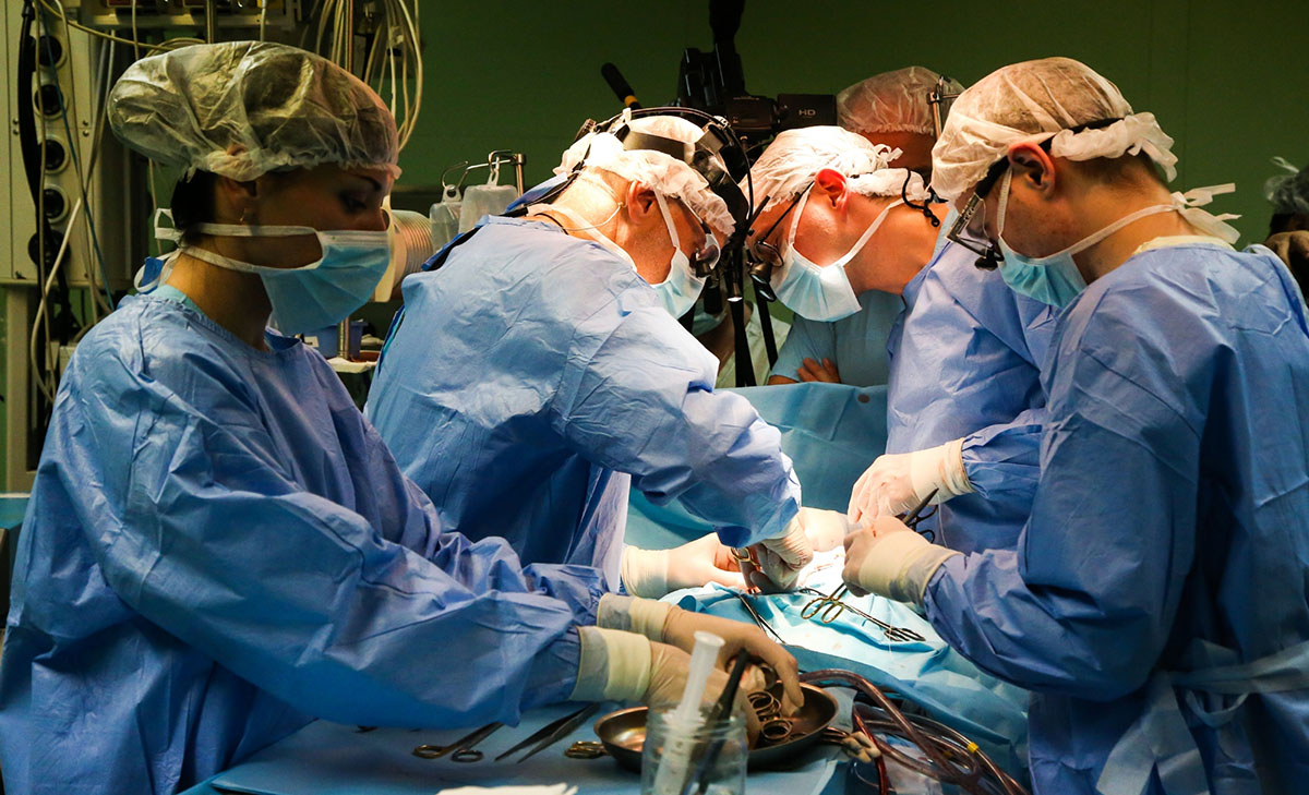 Хирурги операция