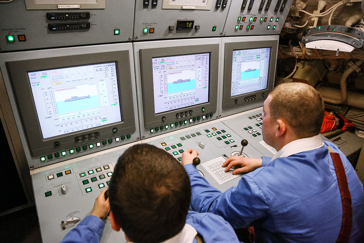 Члены экипажа на центральном посту атомной подводной лодки К-535 «Юрий Долгорукий»
