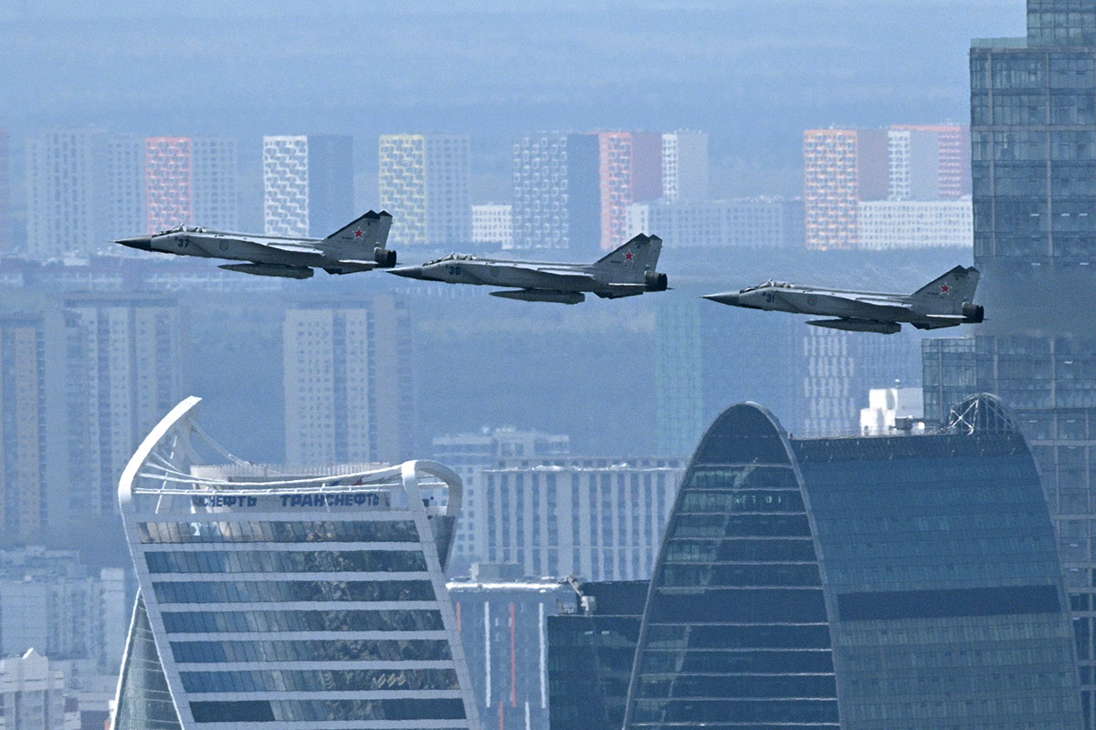 Истребители-перехватчики МиГ-31 с гиперзвуковым авиационным ракетным комплексом «Кинжал»