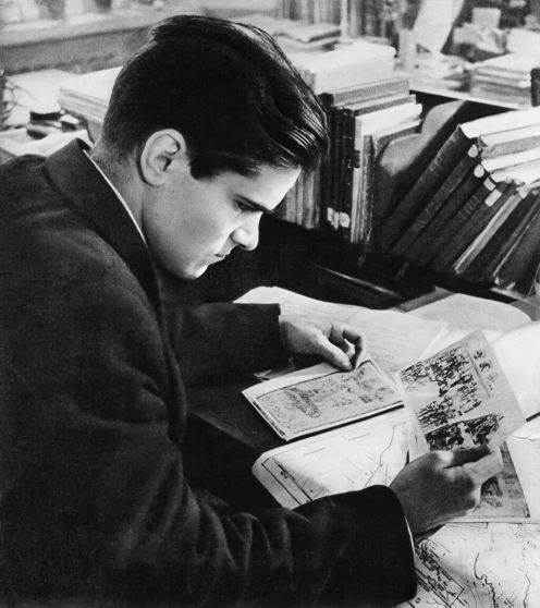 Ю. В. Кнорозов в процессе работы с майяскими кодексами