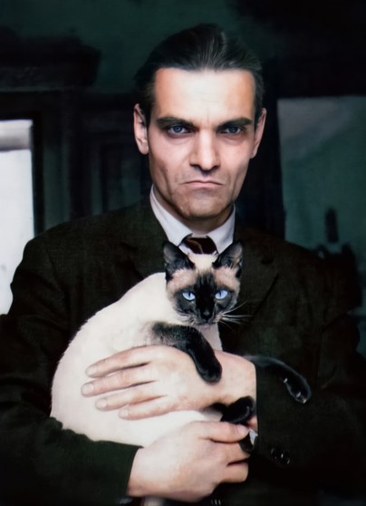 Юрий Кнорозов с сиамской кошкой Асей