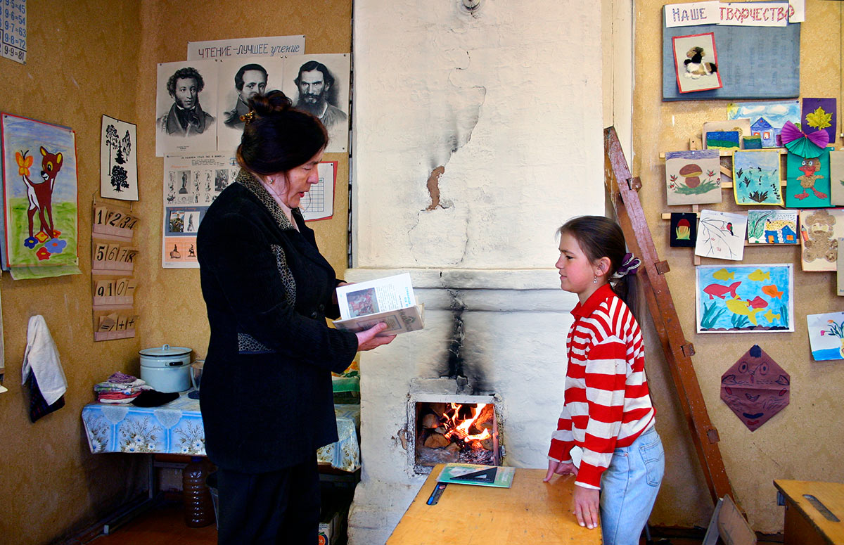 Учитель и ученица в сельской школе