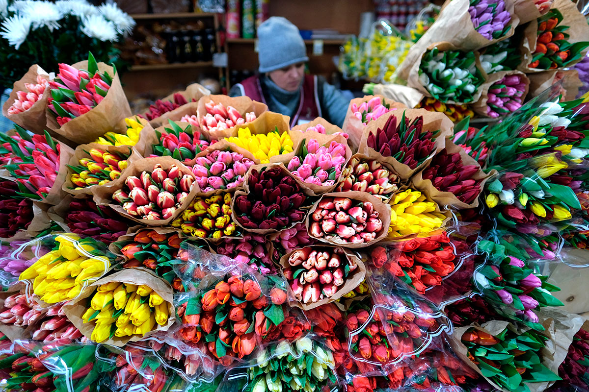 Продажа цветов к 8 Марта на Рижском рынке в Москве