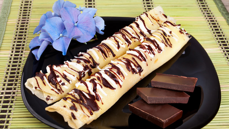 30 минут на кухне: блины "Сникерс" со сгущенкой, арахисом и шоколадом