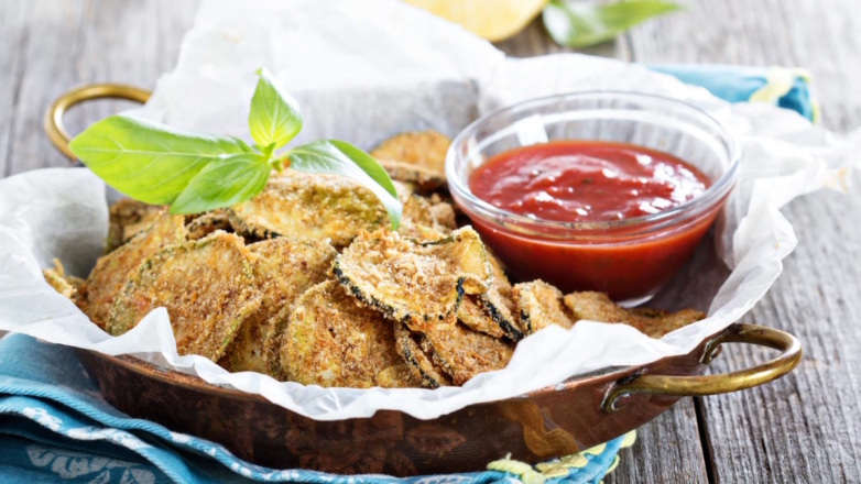 Чипсы из цуккини с сыром и ароматными травами