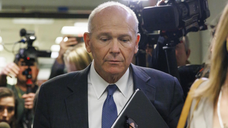 Глава Boeing уйдет в отставку из-за проблем с безопасностью лайнеров