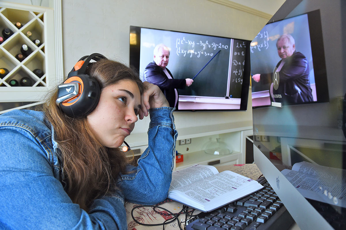 Студентка во время дистанционного обучения