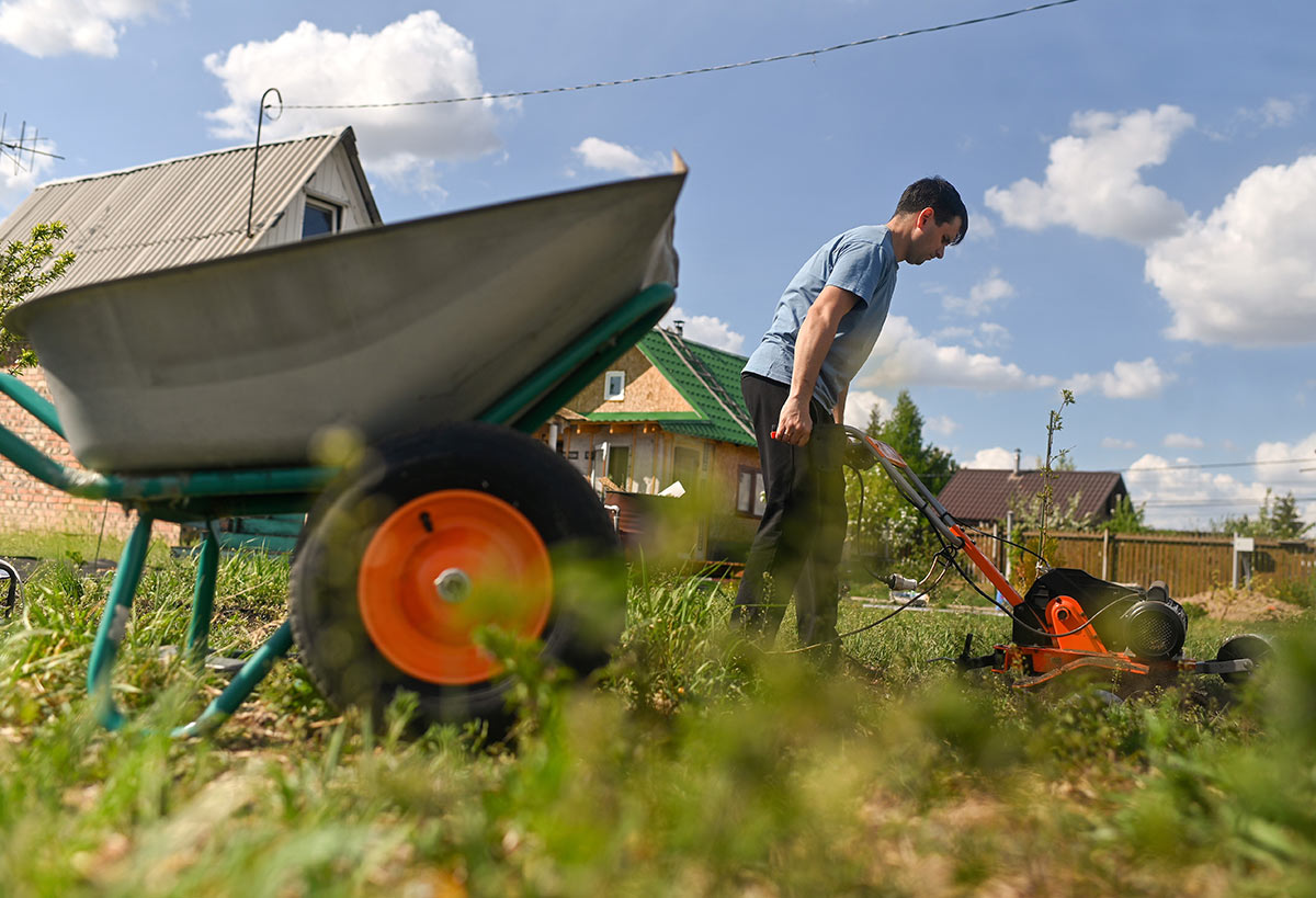 Мужчина работает на дачном участке