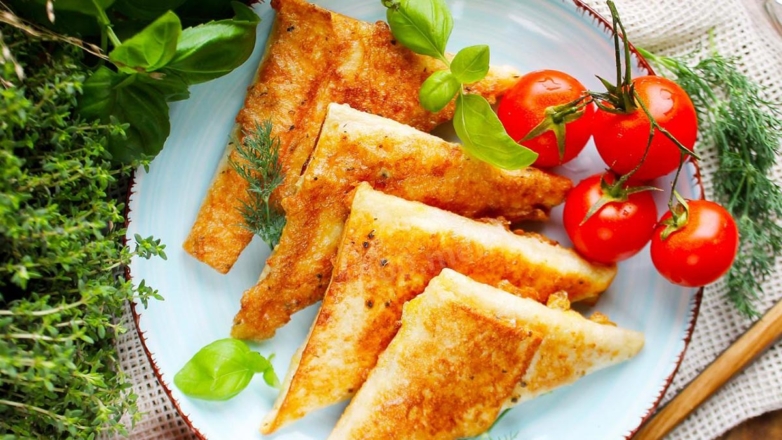 30 минут на кухне: треугольники из лаваша с ветчиной и сыром на сковороде