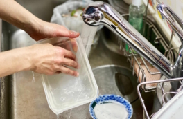 Как новые: 5 хитрых способов отмыть пластиковые контейнеры от пятен и желтизны