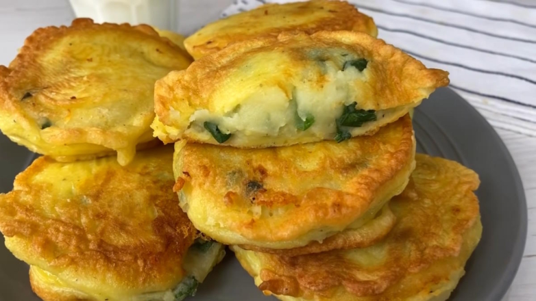 30 минут на кухне: быстрые картофельные пирожки на жидком тесте – все смешать и на сковородку