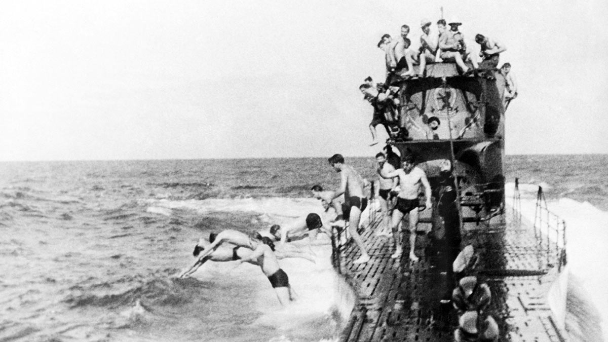 Процесс купания на немецкой подлодке