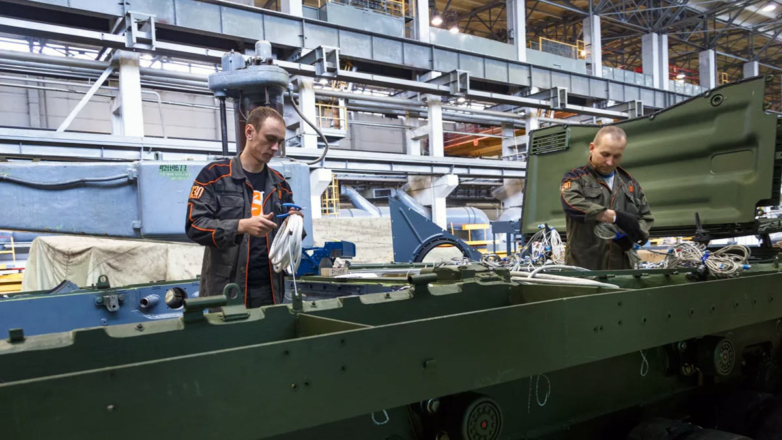 Работающим на предприятиях ВПК молодым специалистам предложили давать отсрочку от призыва на 5 лет