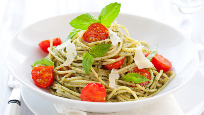30 минут на кухне: спагетти "Капрезе" в одной кастрюле