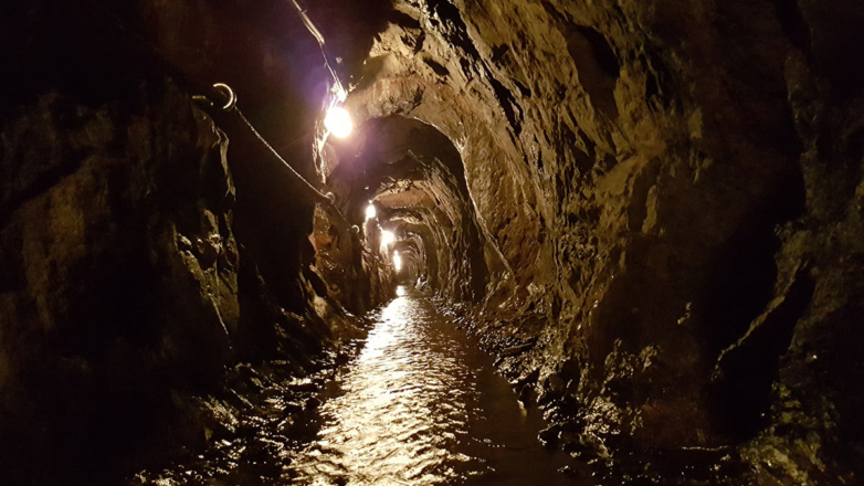 Двое рабочих оказались под завалами в шахте на Урале