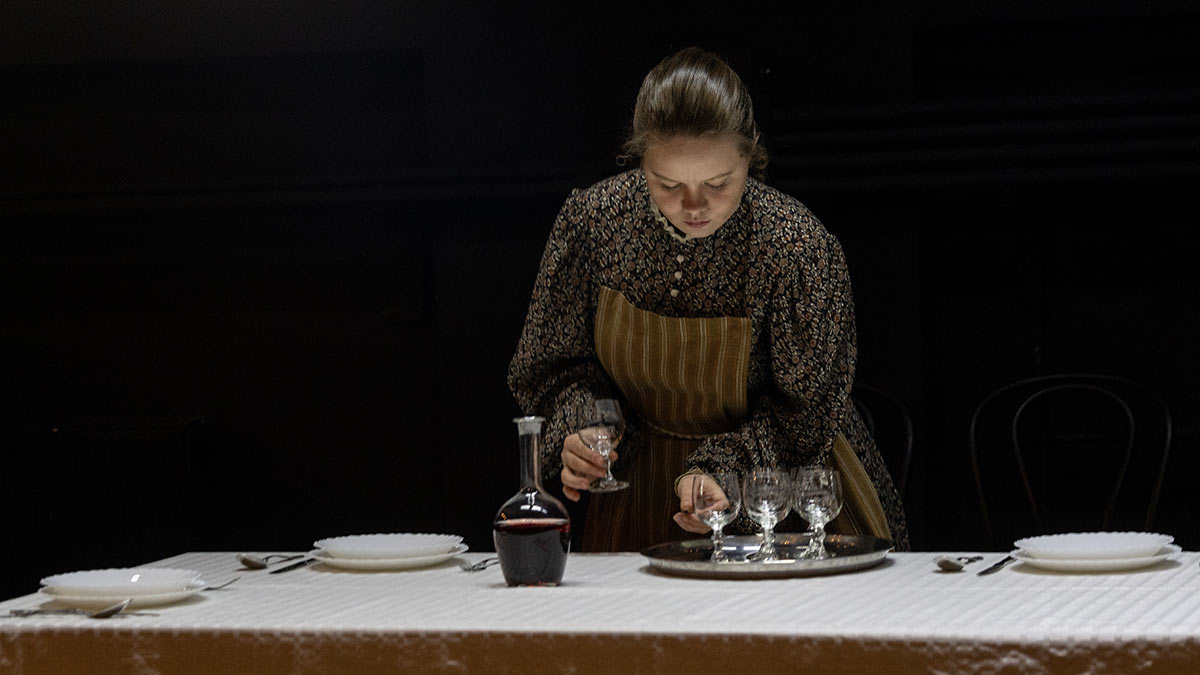 Сцена из спектакля "Замужняя невеста"