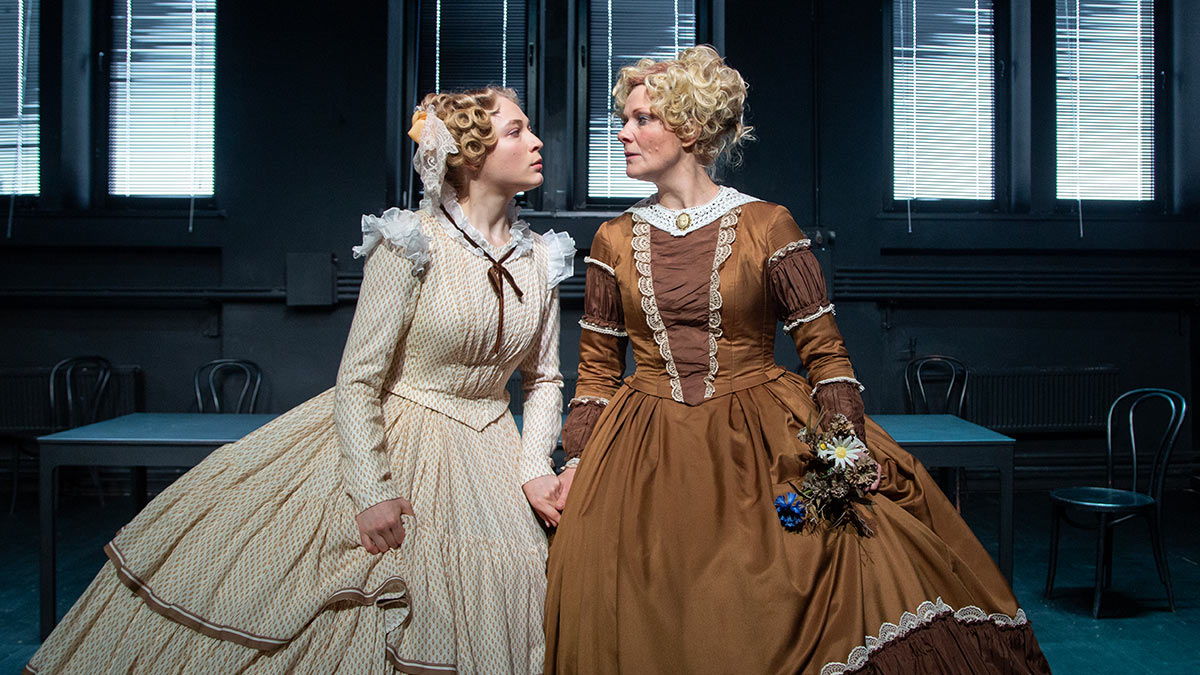 Сцена из спектакля "Замужняя невеста"