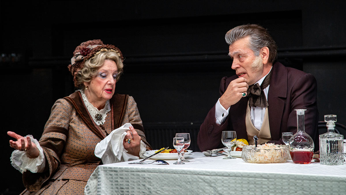 Сцена из спектакля "Замужняя невеста"