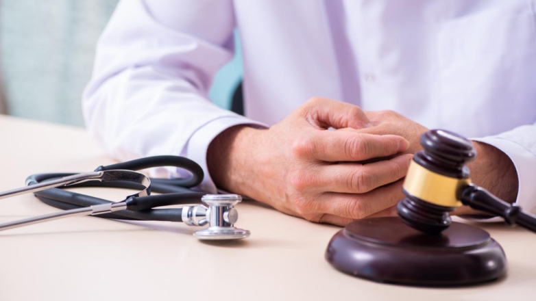 Педиатр Бутрий покинул Россию после 10 суток ареста