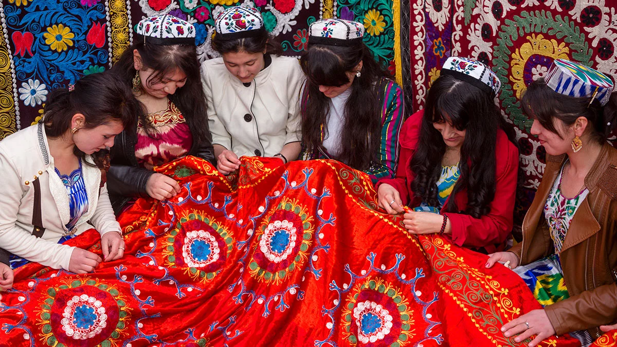 Таджикские девушки вышивают красивый ковер