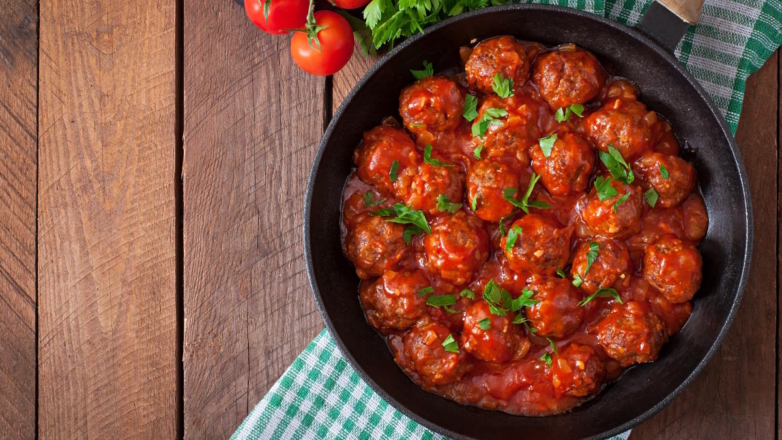 30 минут на кухне: постные тефтели из чечевицы в томатном соусе