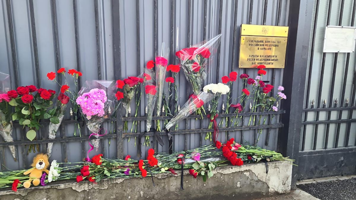 Цветы у здания посольства России в Казахстане