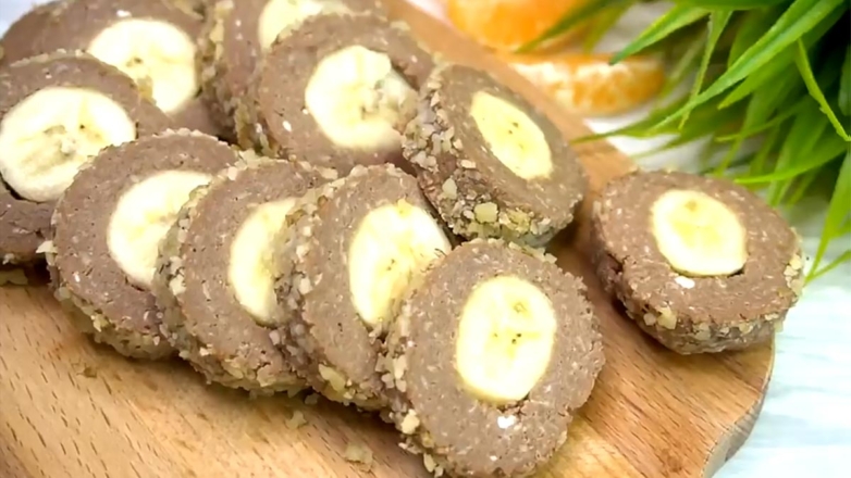 30 минут на кухне: шоколадная колбаса с творогом и бананом – простой рецепт без выпечки и долгого ожидания