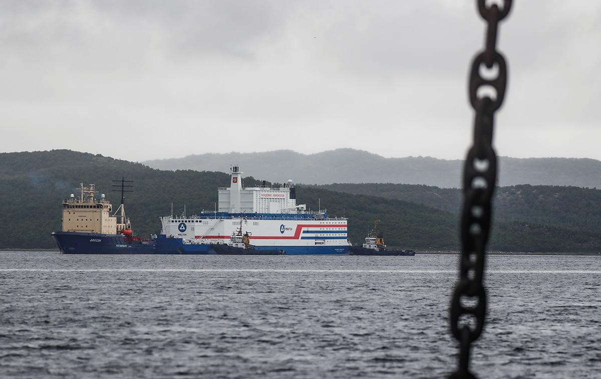 Плавучая атомная теплоэлектростанция «Академик Ломоносов» и буксир «Диксон» перед отправкой по Севморпути