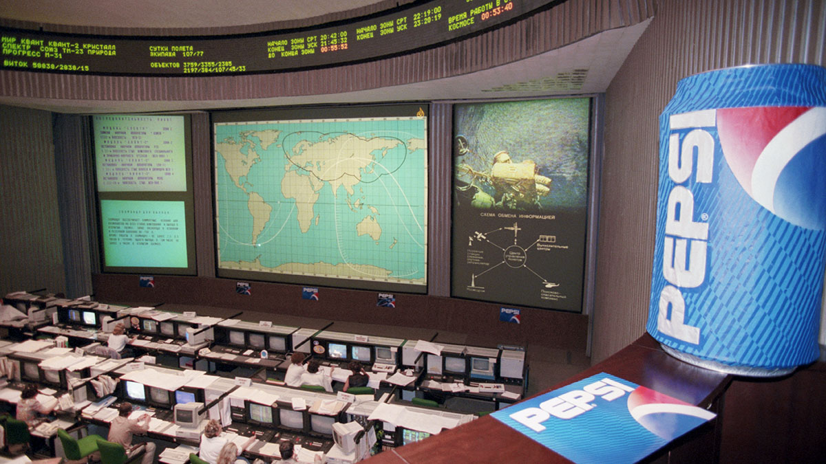 Реклама Pepsi в главном зале ЦУП орбитального комплекса «Мир»