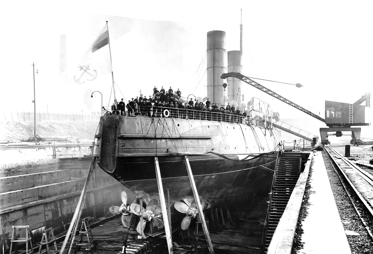 Ледокол "Ермак" в доке