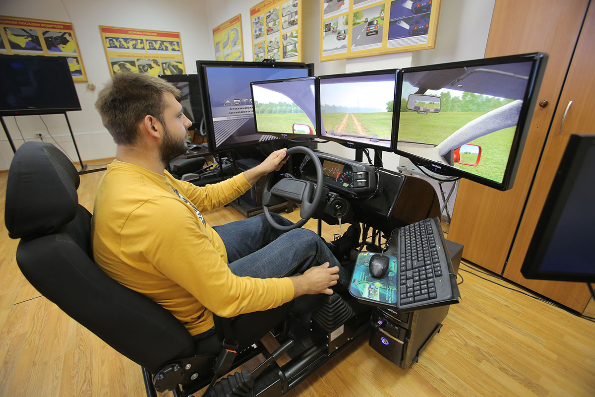 Мужчина во время теоретических занятий в автошколе ДОСААФ