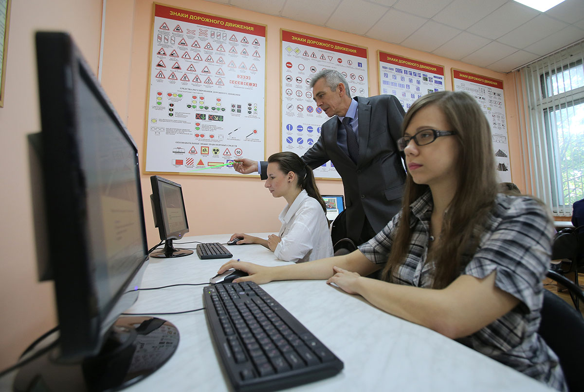 Во время теоретических занятий в автошколе