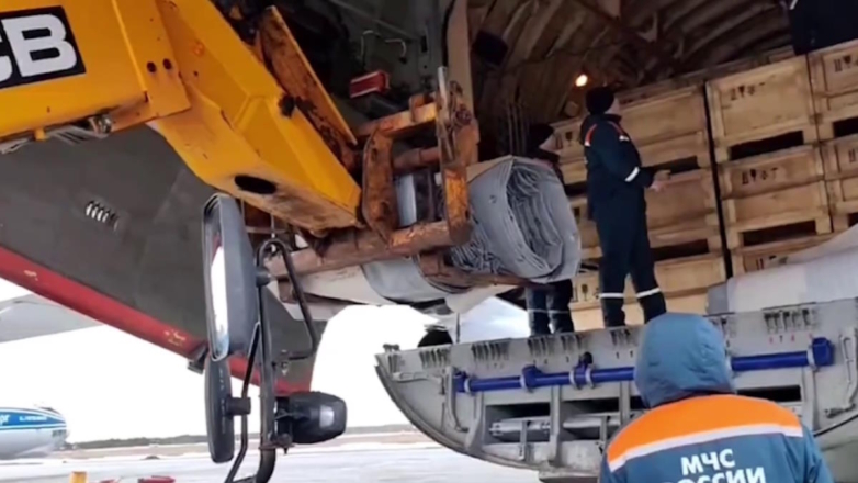 Борт МЧС доставил водоналивные дамбы в Тюменскую область