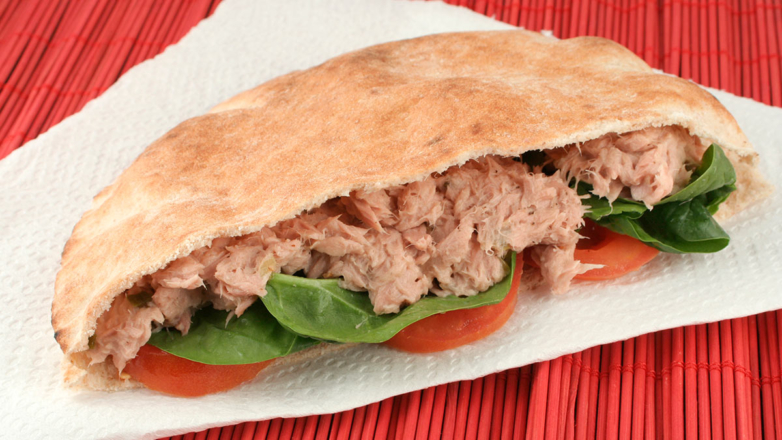 30 минут на кухне: салат с тунцом и кукурузой в пите