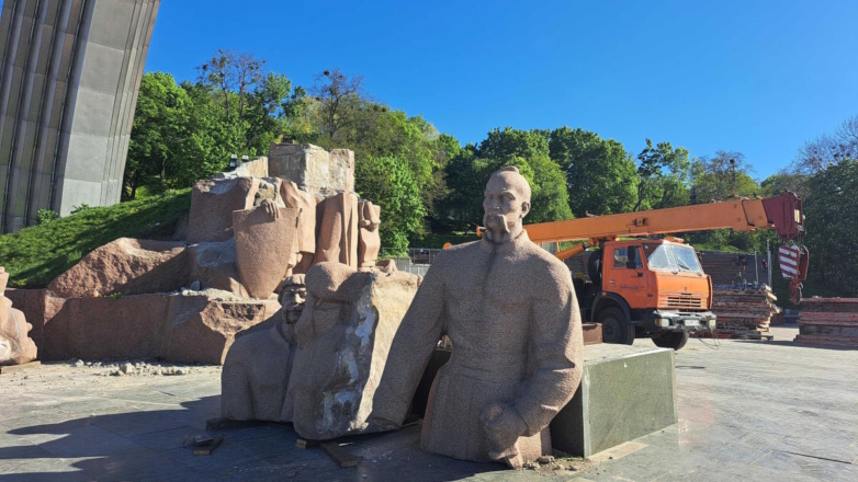 В Киеве начали сносить памятник в честь Переяславской рады
