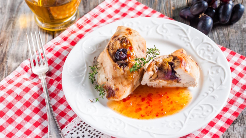 30 минут на кухне: кармашки из куриной грудки с виноградом