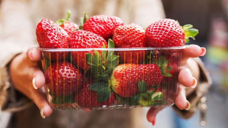 Роспотребнадзор рассказал, как выбирать клубнику