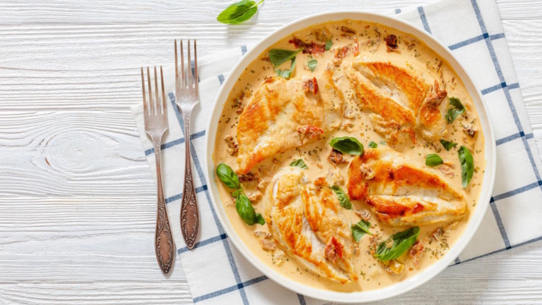 30 минут на кухне: курица в сливочном соусе с вялеными помидорами на сковороде