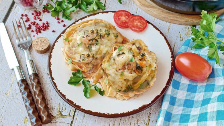 30 минут на кухне: морской коктейль с макаронами гнездами на сковороде