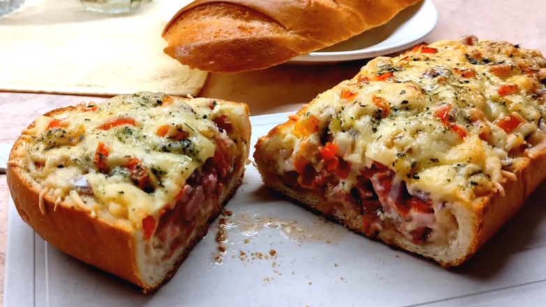 30 минут на кухне: ленивая пицца из батона с копченой колбасой и сыром