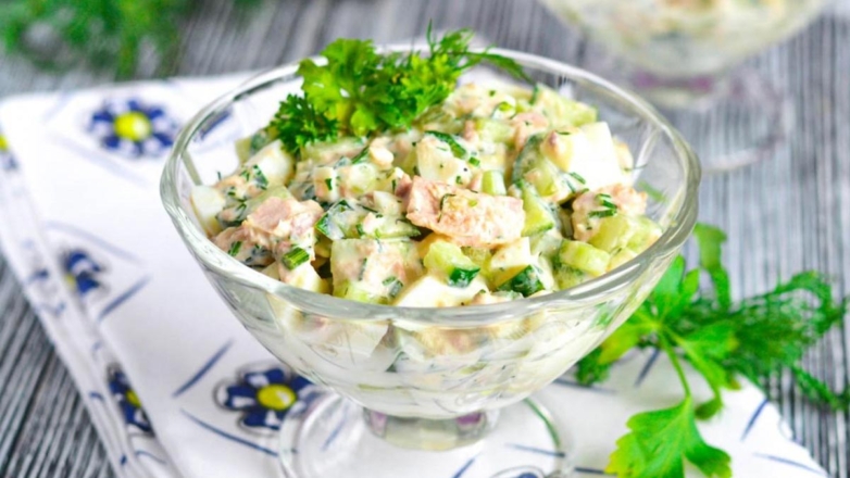 30 минут на кухне: салат с тунцом, огурцами и яйцами