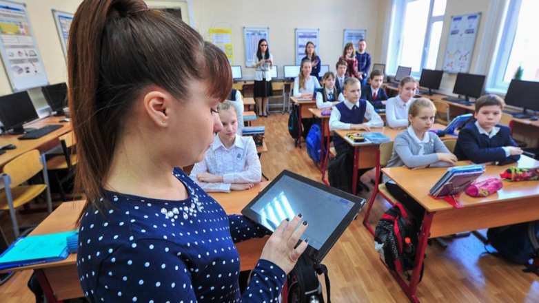 В Госдуме предложили доплачивать учителям за общение с родителями