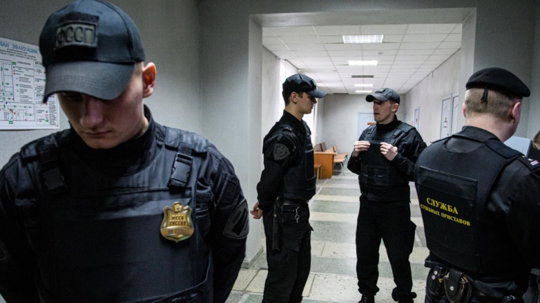 Путин подписал закон, разрешающий судебным приставам применять оружие и физическую силу