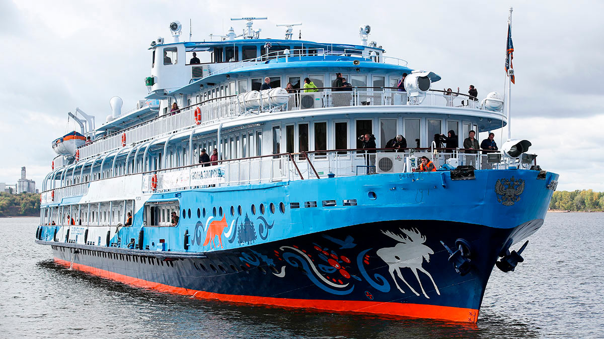 Вид на круизный теплоход